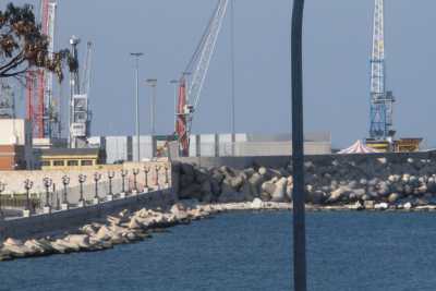 Un altro ''muro'' nel porto: il mare continua ad allontanarsi dai baresi